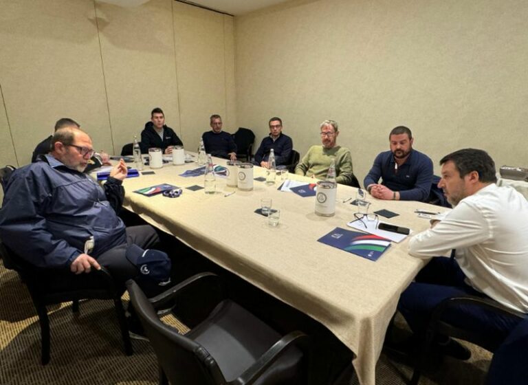 Salvini incontra i sindacati a Cagliari dopo incidente al Porto Canale