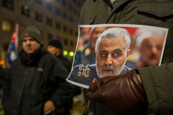 Presidio vicino al consolato americano per protestare contro la politica di Trump e il recente attentato al leader iraniano Soleimani