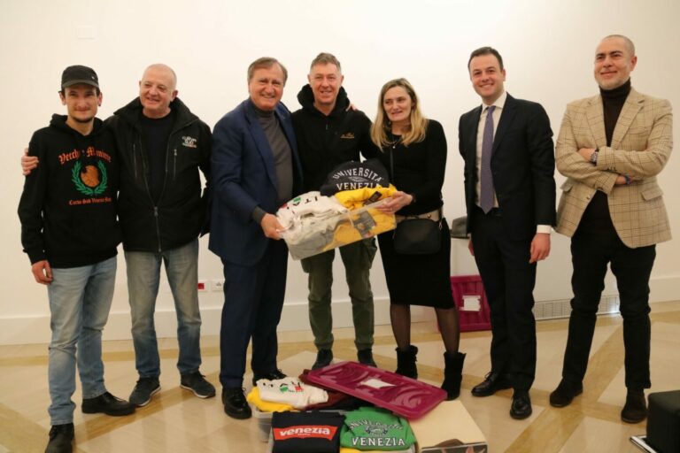 Dai tifosi della Curva Sud del Venezia capi di abbigliamento per i bisognosi