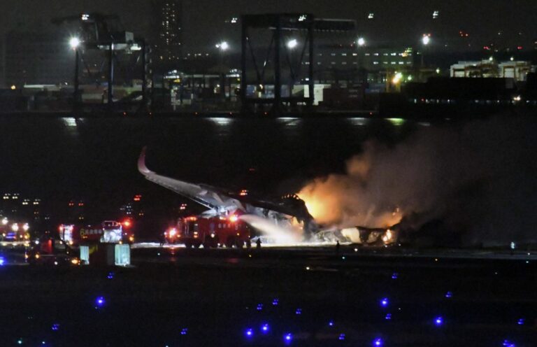 Aereo in fiamme a Tokyo dopo l’impatto con un altro velivolo. Cinque morti