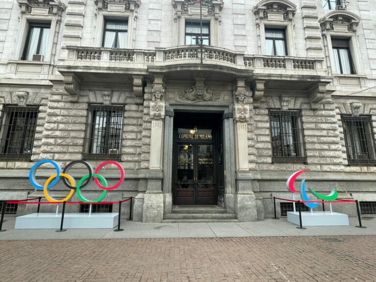 Milano-Cortina, in Piazza Scala i cinque cerchi olimpici