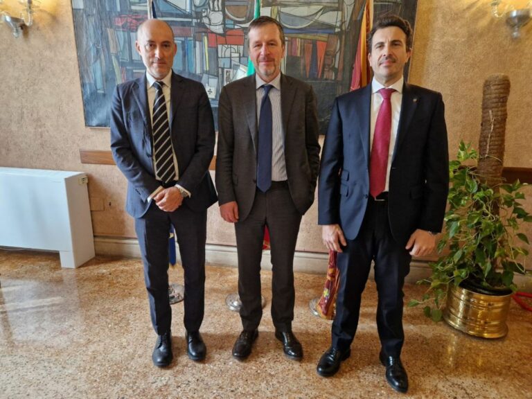 Assessore Corazzari accoglie a Palazzo Balbi Slawomir Tokarski