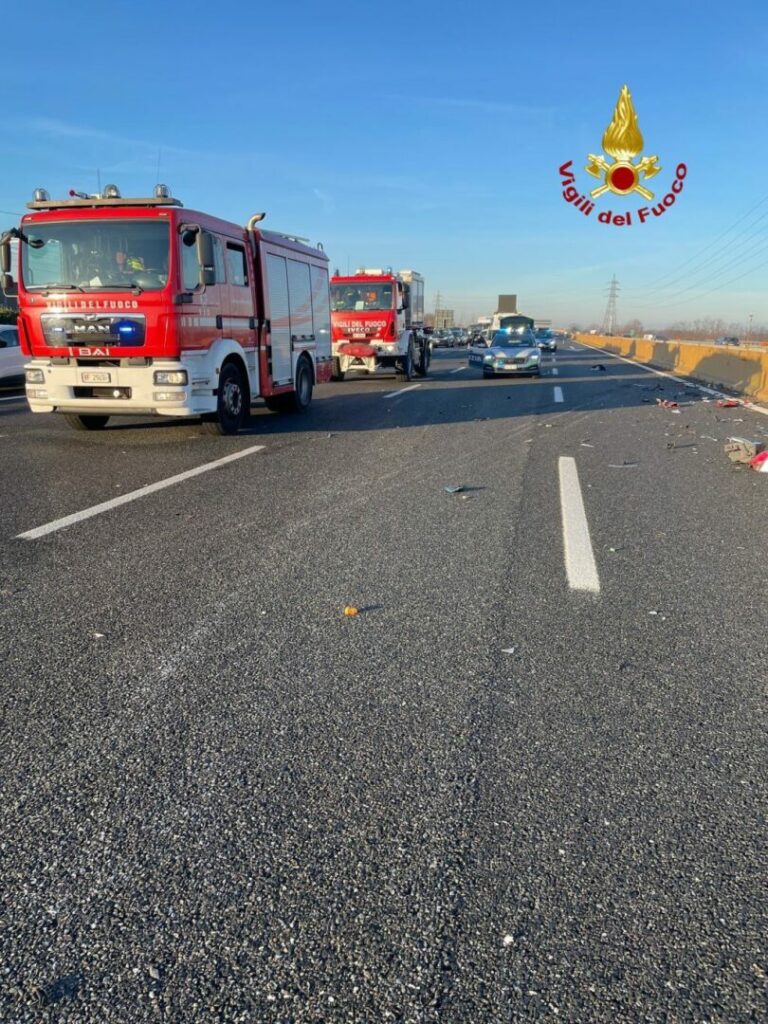 Incidenti stradali, tir si ribalta sulla A4. Solo feriti lievi
