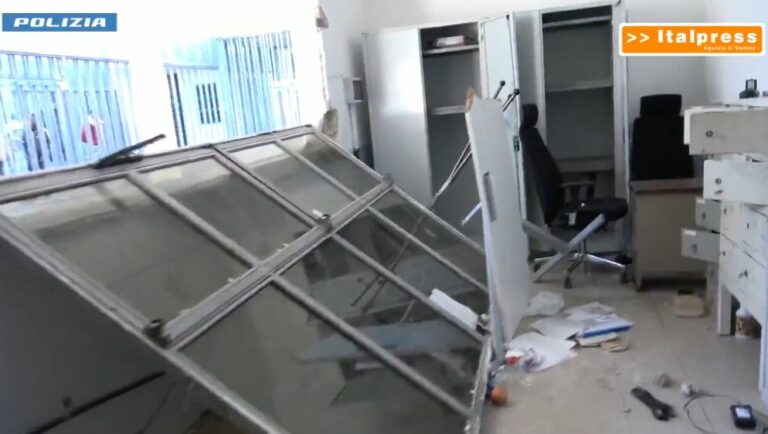 Disordini e danneggiamenti al Cpr di Ponte Galeria a Roma, 14 arresti