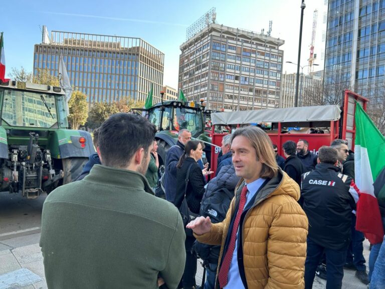 Lombardia, presidio agricoltori fuori da Palazzo Pirelli a Milano