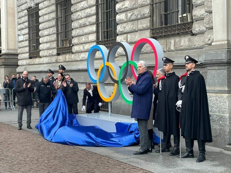 Milano-Cortina, in piazza Scala i cinque cerchi olimpici