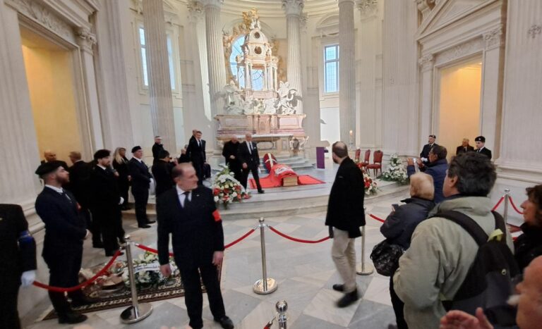 Aperta camera ardente di Vittorio Emanuele a Venaria