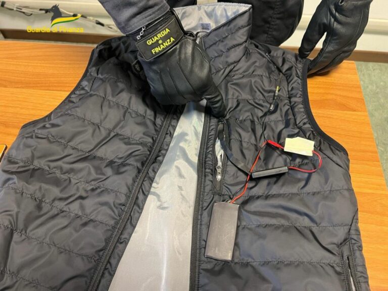 Como, microcamera e auricolare a esame patente. Denunciato 25enne