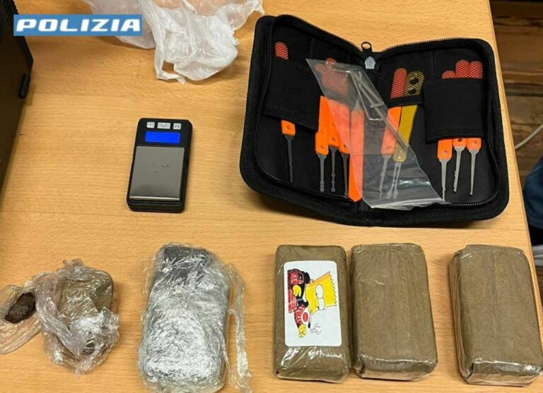 Milano, sequestrati 440 grammi di hashish in un box abbandonato