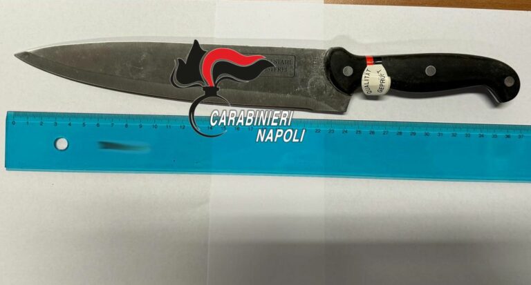Insegue ex moglie armato di coltelli, 38enne arrestato nel Napoletano