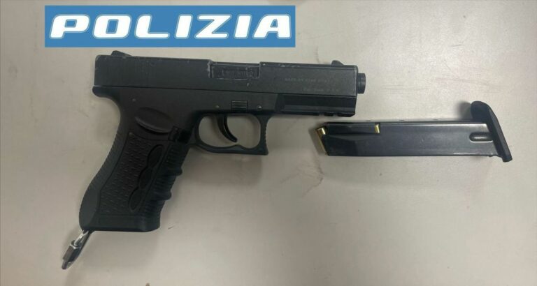Monza, mostra una pistola nel centro commerciale. Fermato e disarmato
