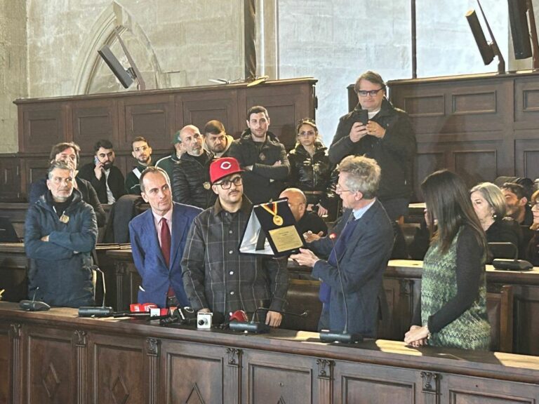 Geolier premiato a Napoli con targa ricordo e medaglia della città