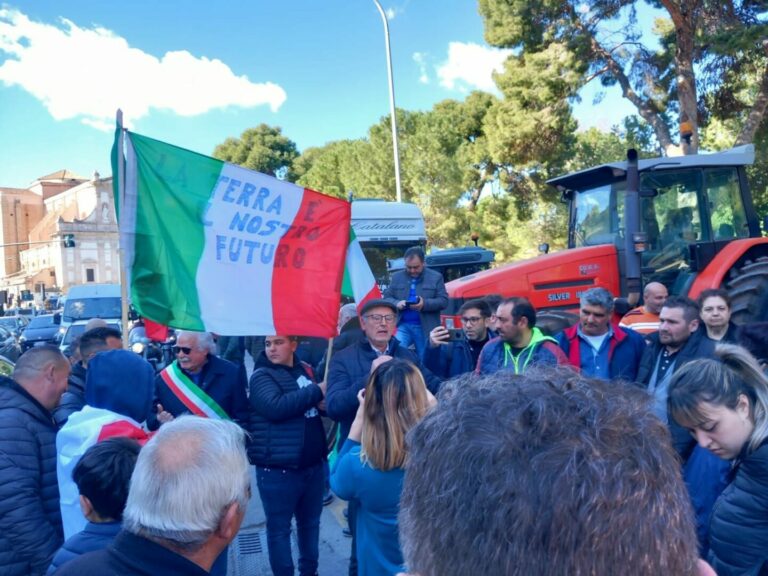 Trattori in piazza a Palermo, Cateno De Luca “Il 22 febbraio a Roma”