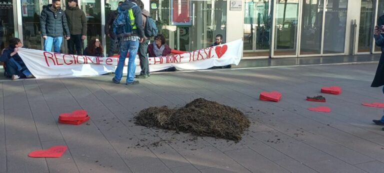 Attivisti formano un cuore di letame davanti a sede Consiglio Lombardia