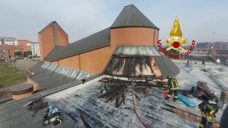 Rozzano, incendio sul tetto di una chiesa. Nessun coinvolto