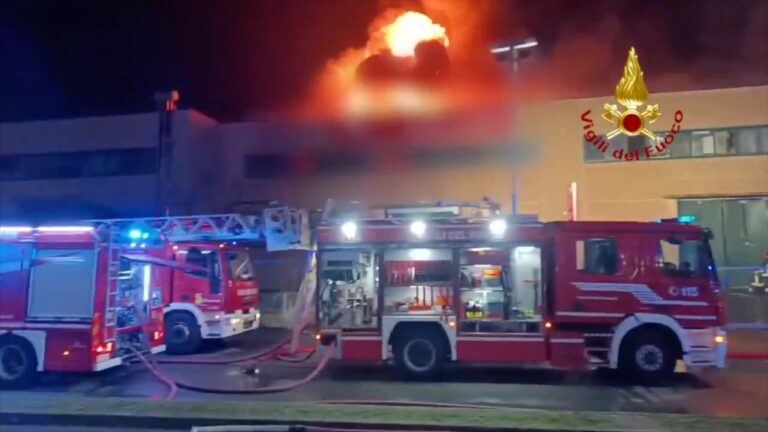 Concorezzo, in fiamme 4 capannoni. Nessuna persona coinvolta