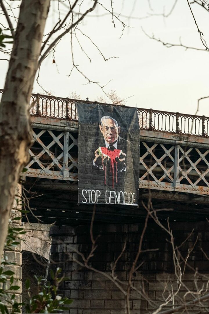 Roma, “Stop genocide”. Al Ponte Palatino compare opera a sostegno Gaza