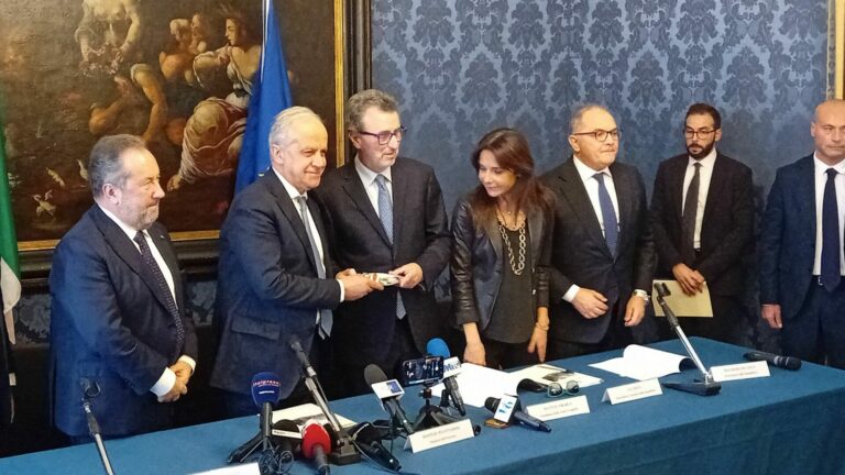 Piantedosi in Prefettura a Palermo, consegnato bene confiscato alla mafia