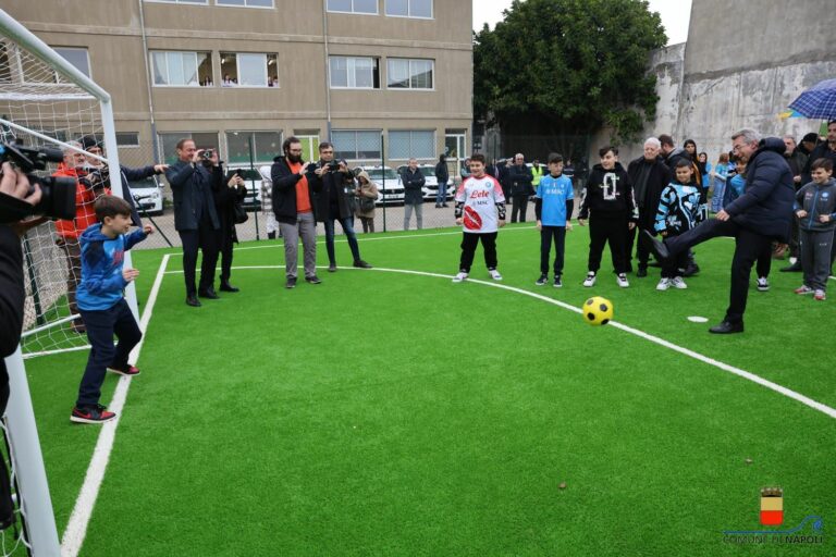 Inaugurato un campetto di calcio al rione Amicizia di Napoli