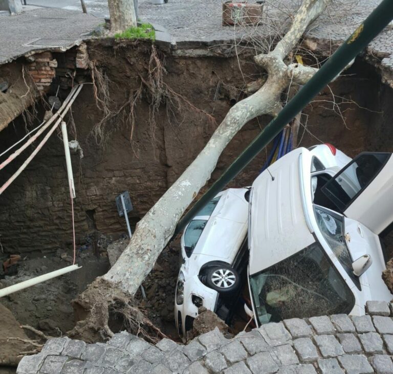 Voragine nel cuore del Vomero a Napoli, tanta paura ma nessun ferito