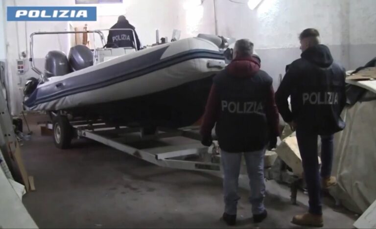 الشرطة الإيطالية توقف مهربين على خلفية تنظيم رحلات هجرة غير شرعية