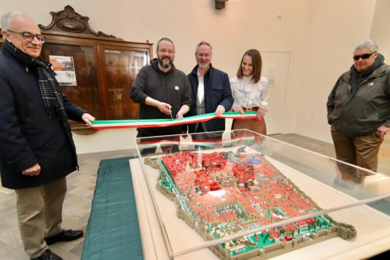 Ferrara, donata al comune la città riprodotta con i mattoncini lego