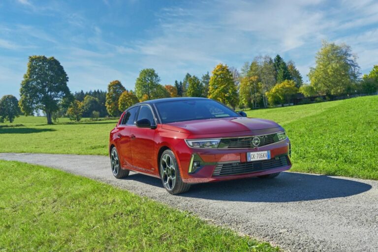 Aperti gli ordini per Opel Astra Hybrid