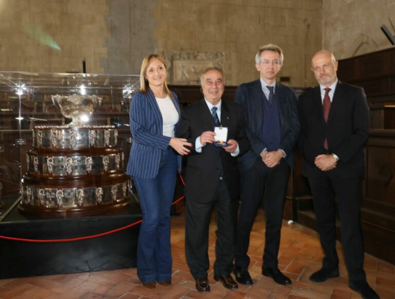 La Coppa Davis per tre giorni in mostra nella Sala dei Baroni a Napoli