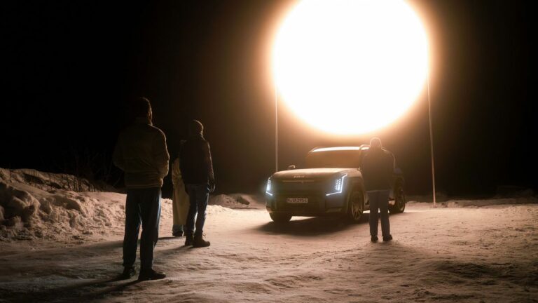 Kia EV9 alimenta installazione luminosa che riproduce la luce del sole