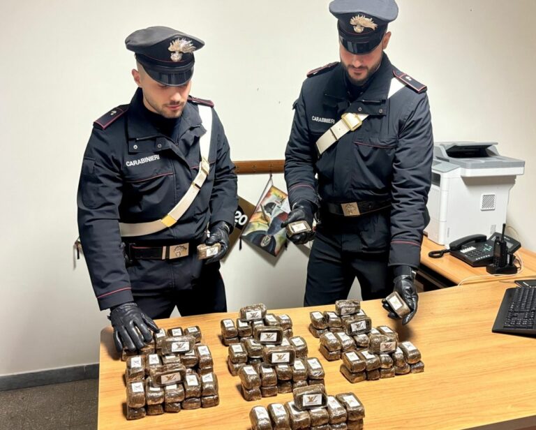 Sequestrati 11 chili di hashish, 20enne arrestato a Roma