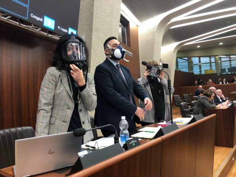 أعضاء حركة خمس نجوم يرتدون أقنعة الغاز في لومبارديا بسبب تلوث الهواء