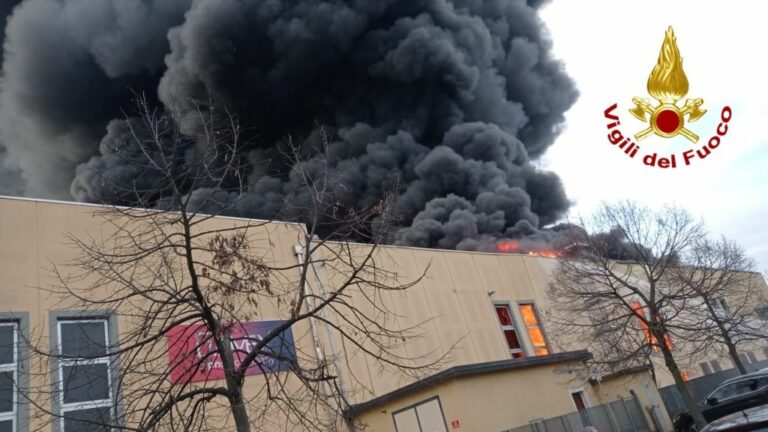 Truccazzano, incendio in azienda materiale plastico. Vvf al lavoro
