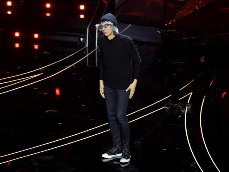 A Sanremo l’emozione di Giovanni Allevi. Si balla con John Travolta, Geolier in testa