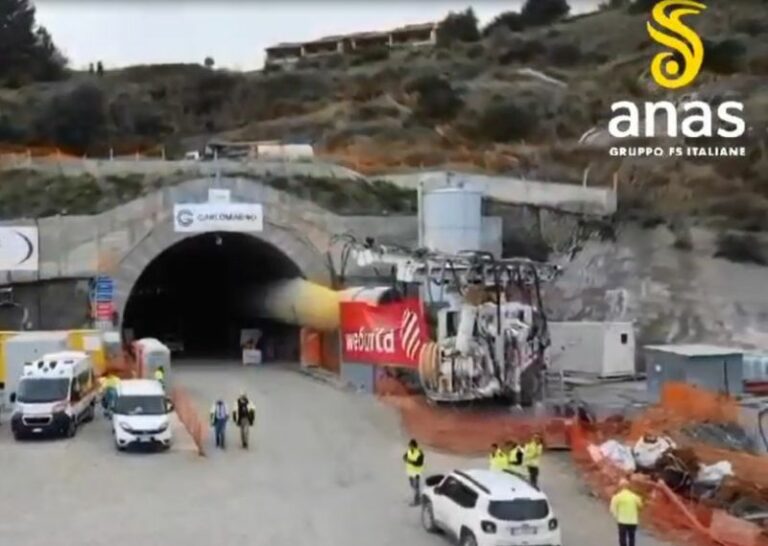Statale Jonica, abbattuto diaframma canna sud della galleria Roseto 1