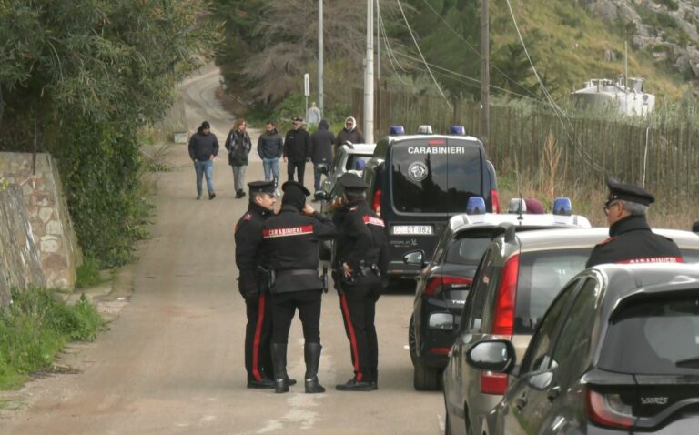 Uccide la moglie e due figli e poi si consegna, arrestato nel Palermitano