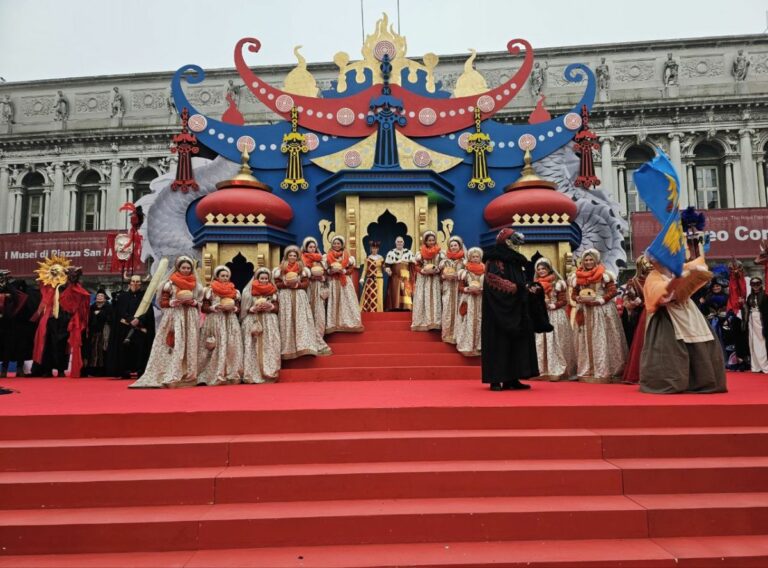 Carnevale di Venezia, a piazza San Marco il taglio della testa del toro