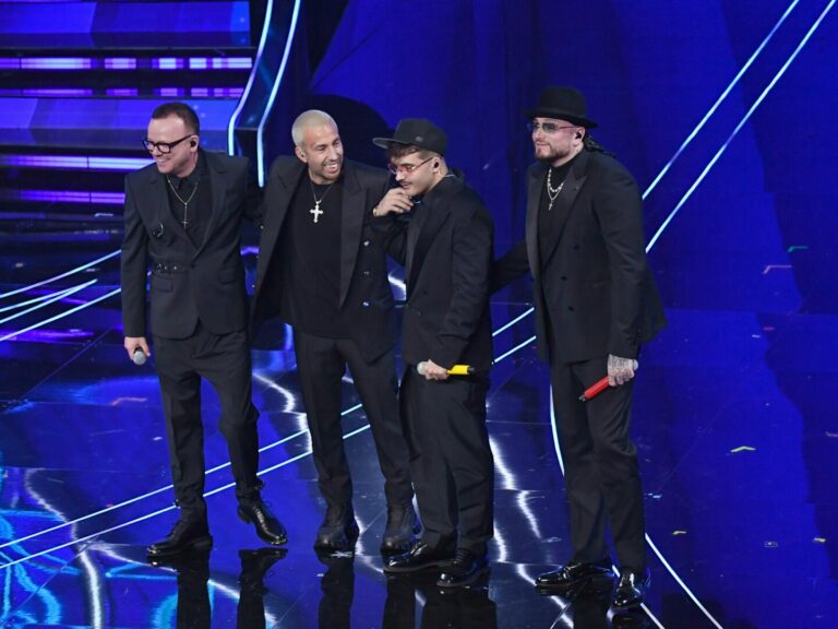 Sanremo, Geolier vince la serata delle cover tra i fischi.  All’Ariston emozioni e il ritorno dei Jalisse