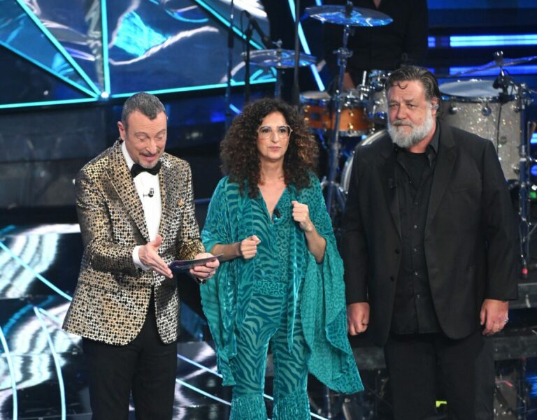 A Sanremo è Mannino show. Standing ovation per Morandi e Crowe canta. In testa Angelina Mango