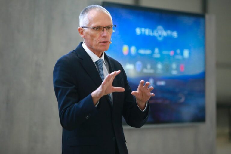 Stellantis, nel 2023 utile netto in crescita dell’11%, ricavi +6%