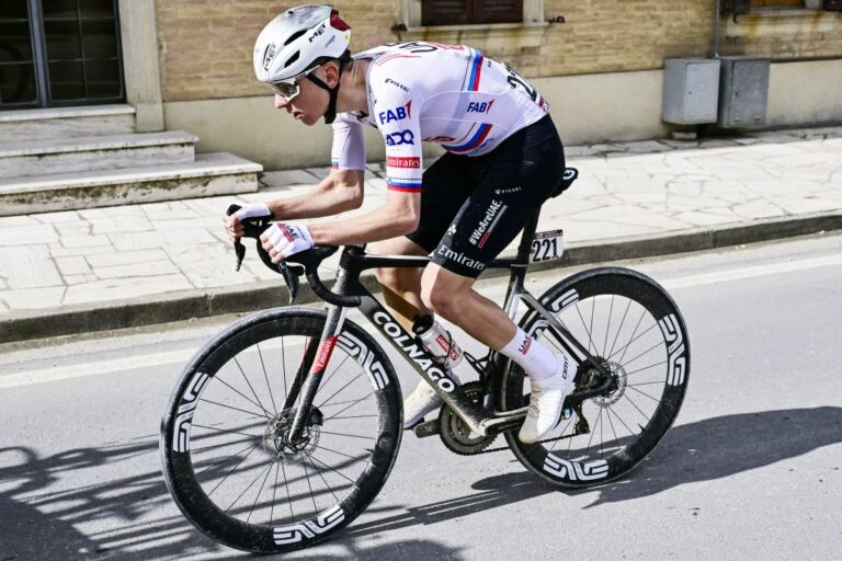 81 chilometri di gloria, Pogacar show alla Strade Bianche