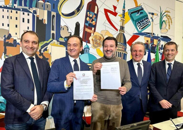 Tav, Salvini firma accordo con comuni Valsusa. A loro 50 mln
