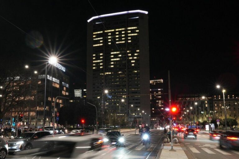 قصر بيريللي يتزين بعبارة أوقفوا فيروس الورم الحليمي