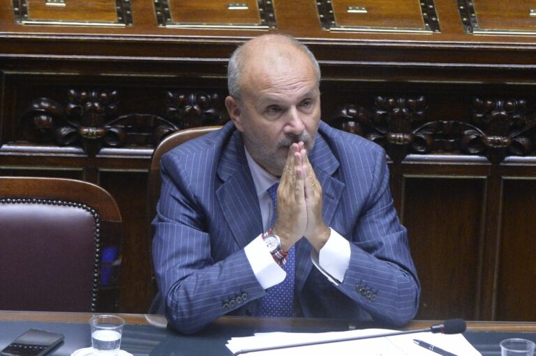 سكيلاتشي: ضرورة تيسير حصول المرضى على الأدوية في إيطاليا