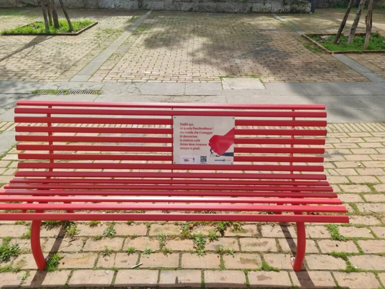Vandalizzata panchina rossa a Roma, l’Aspi la ripristina