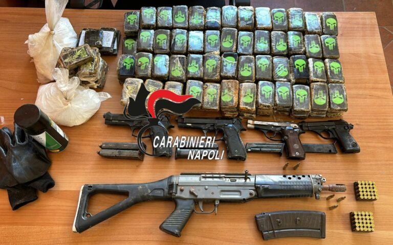 A Scampia sequestrati mitra, pistole e oltre 17 chili di droga