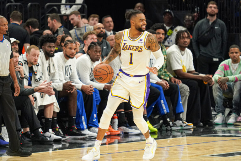 Con un grande Russell i Lakers battono i Bucks 123-122