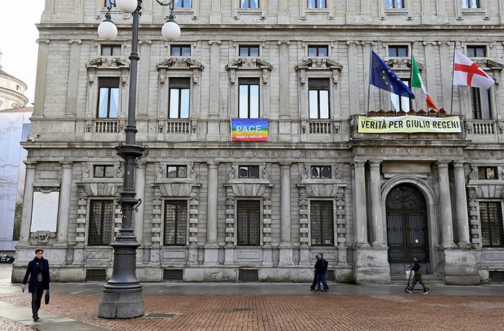 Bandiera della Pace su facciata del Comune di Milano, “Cessate il fuoco ora”