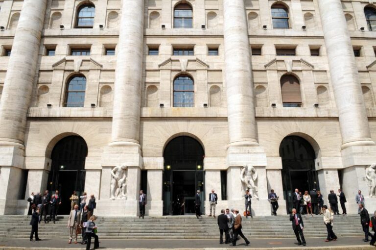 Piazza Affari chiude in calo, attesa per dato su inflazione Usa