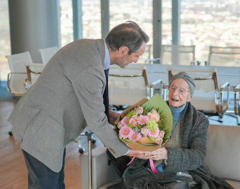 سيدة عمرها أكثر من مائة عام تحتفل بعيد ميلادها مع فونتانا في لومبارديا