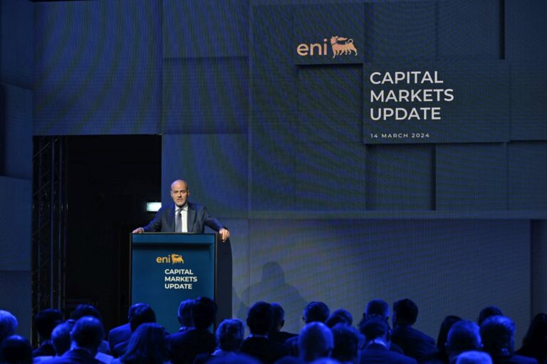 Eni, Descalzi “Affrontiamo sfide transizione puntando sulla crescita”